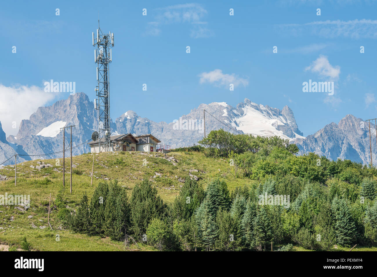 Antenne radio al Col du Lautaret, frech alpi, massiccio degli Ecrins, la Francia, con la montagna di La Meije in background. Foto Stock
