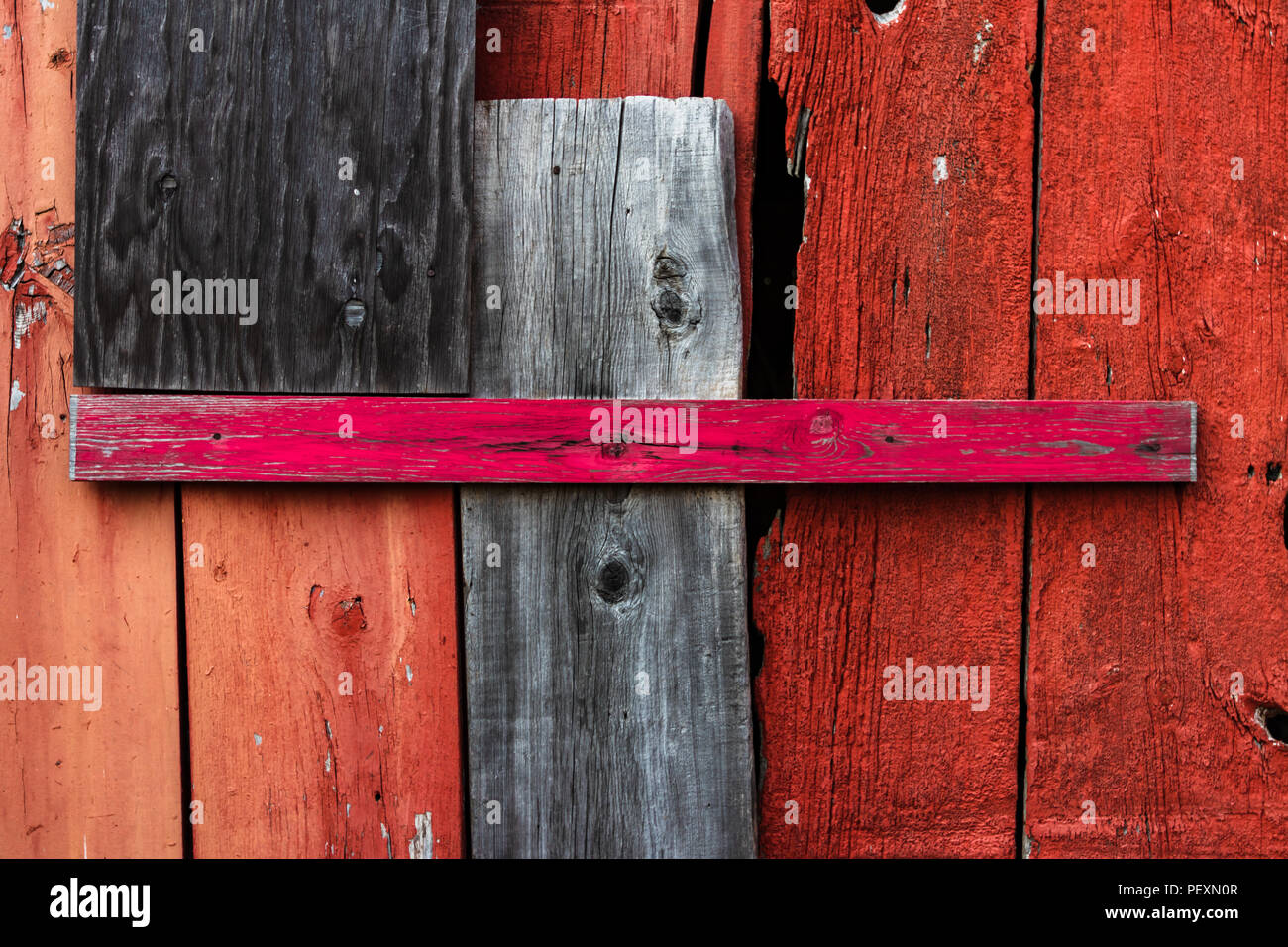 Pattern colorati di schede su un vecchio granaio rosso. Foto Stock