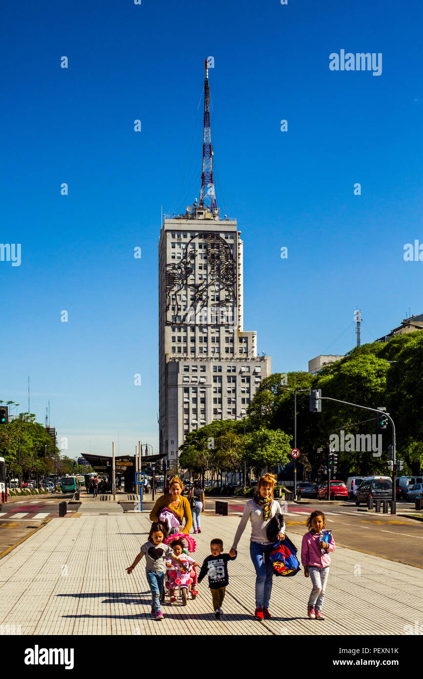 Famiglia camminando sulla strada di Buenos Aires, Argentina Foto Stock