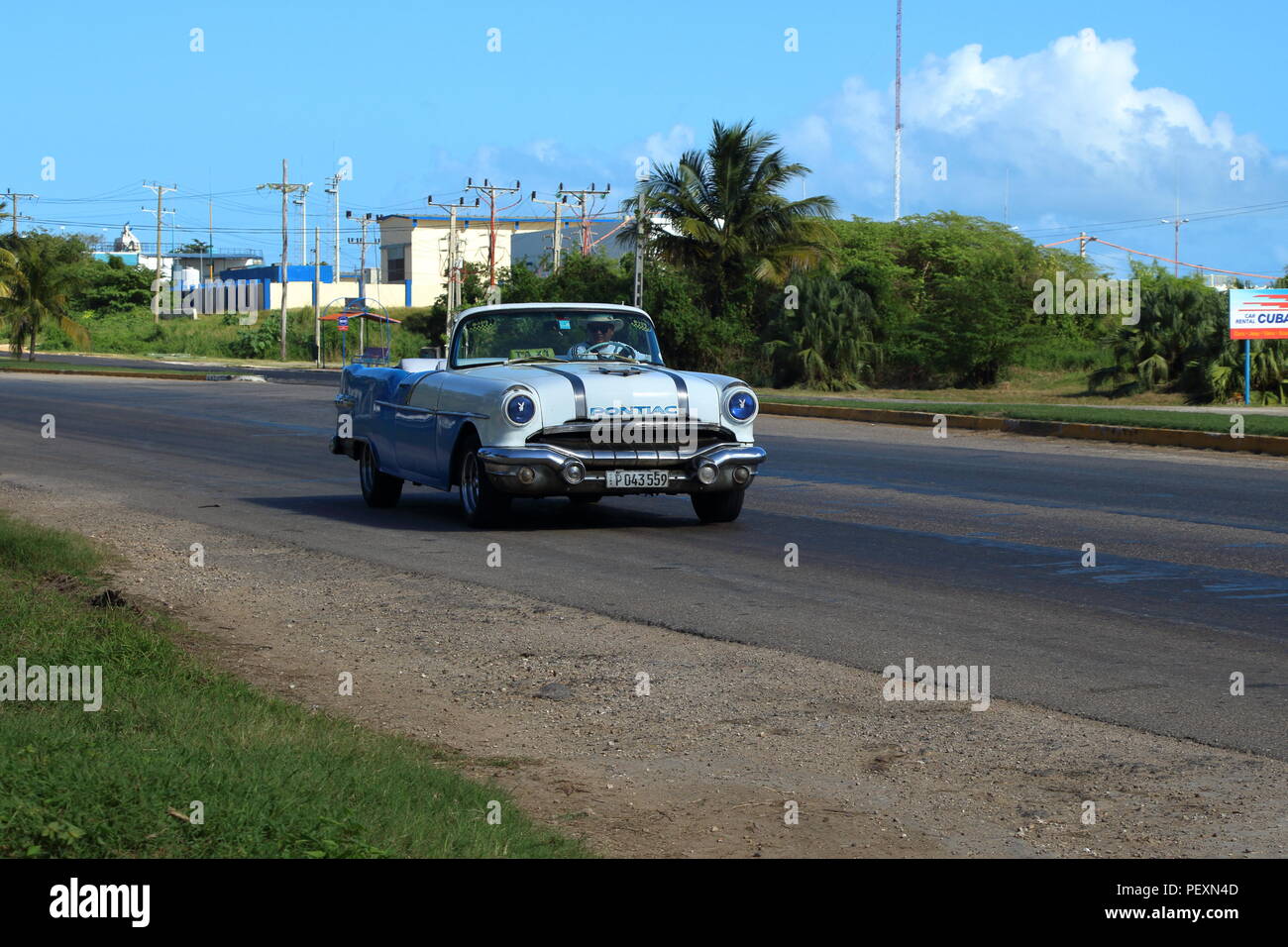 Classic American Car guida su una strada a Varadero Cuba Foto Stock