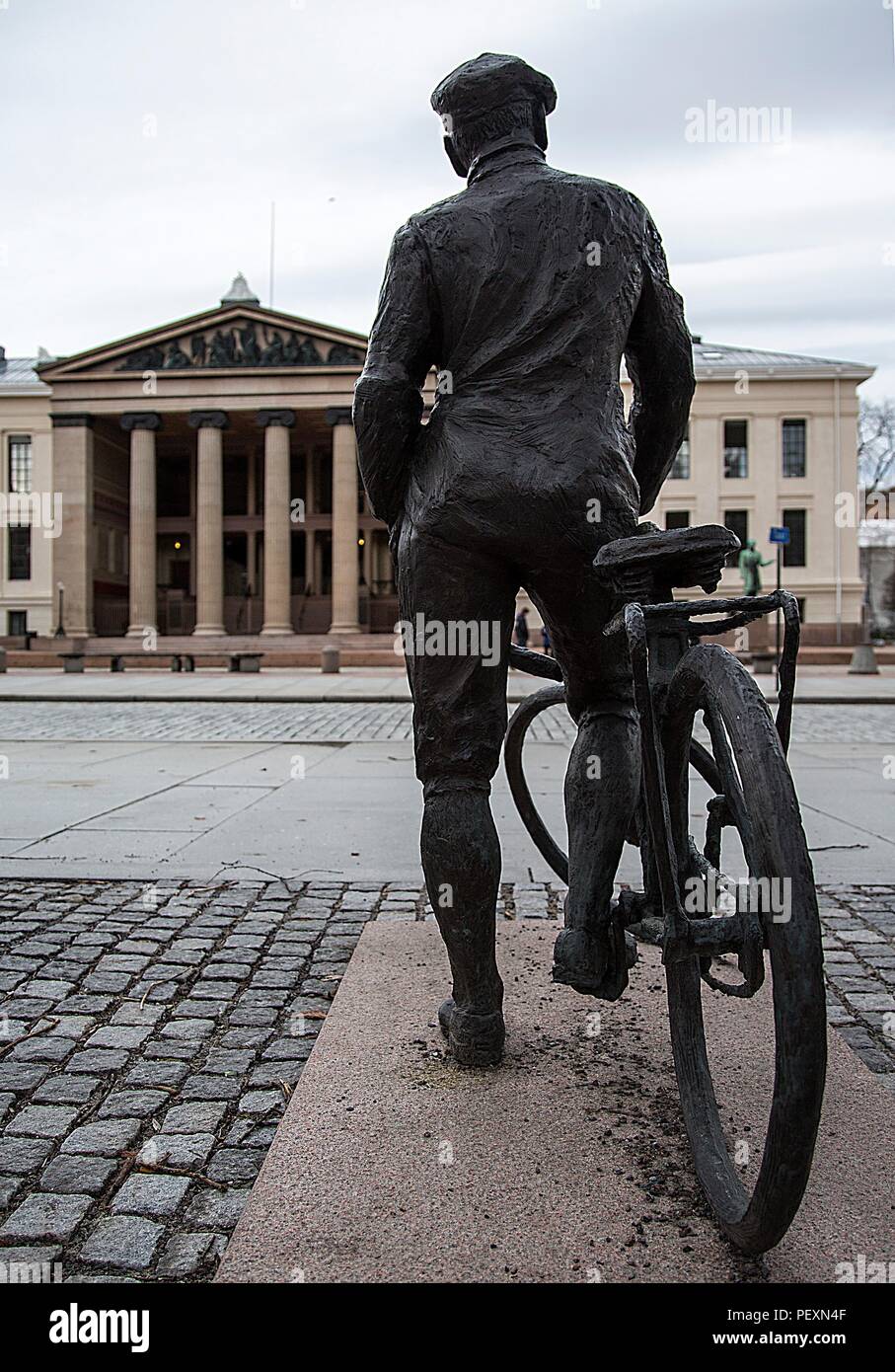 Statua di tempo di guerra eroe della resistenza Gunnar Sonsteby situato in Karl Johans Gate, Oslo, Norvegia Foto Stock