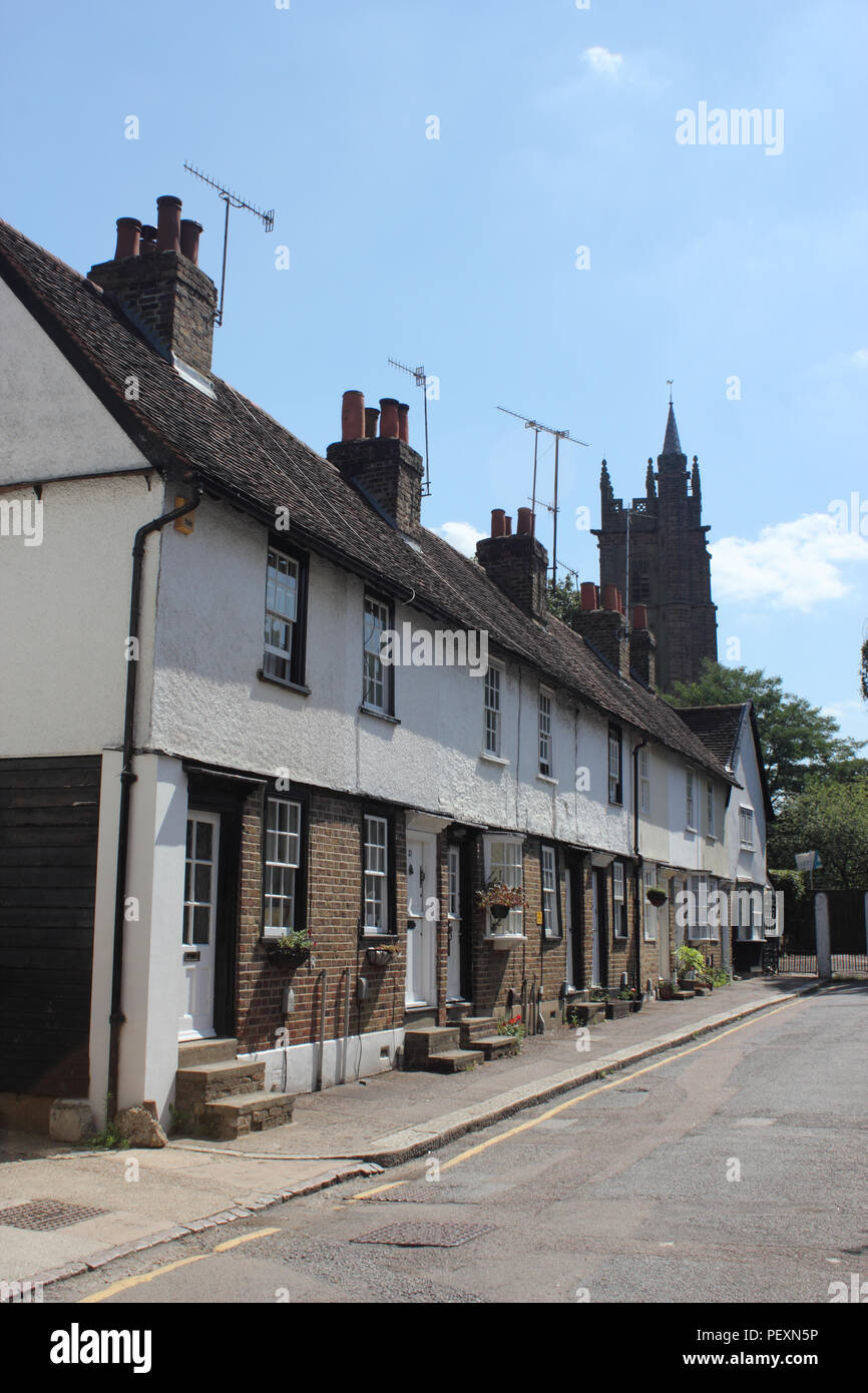 Cottage, Church Street con la torre di tutti i santi " chiesa in distanza, Hertford Town Center, Hertfordshire, Regno Unito. Foto Stock