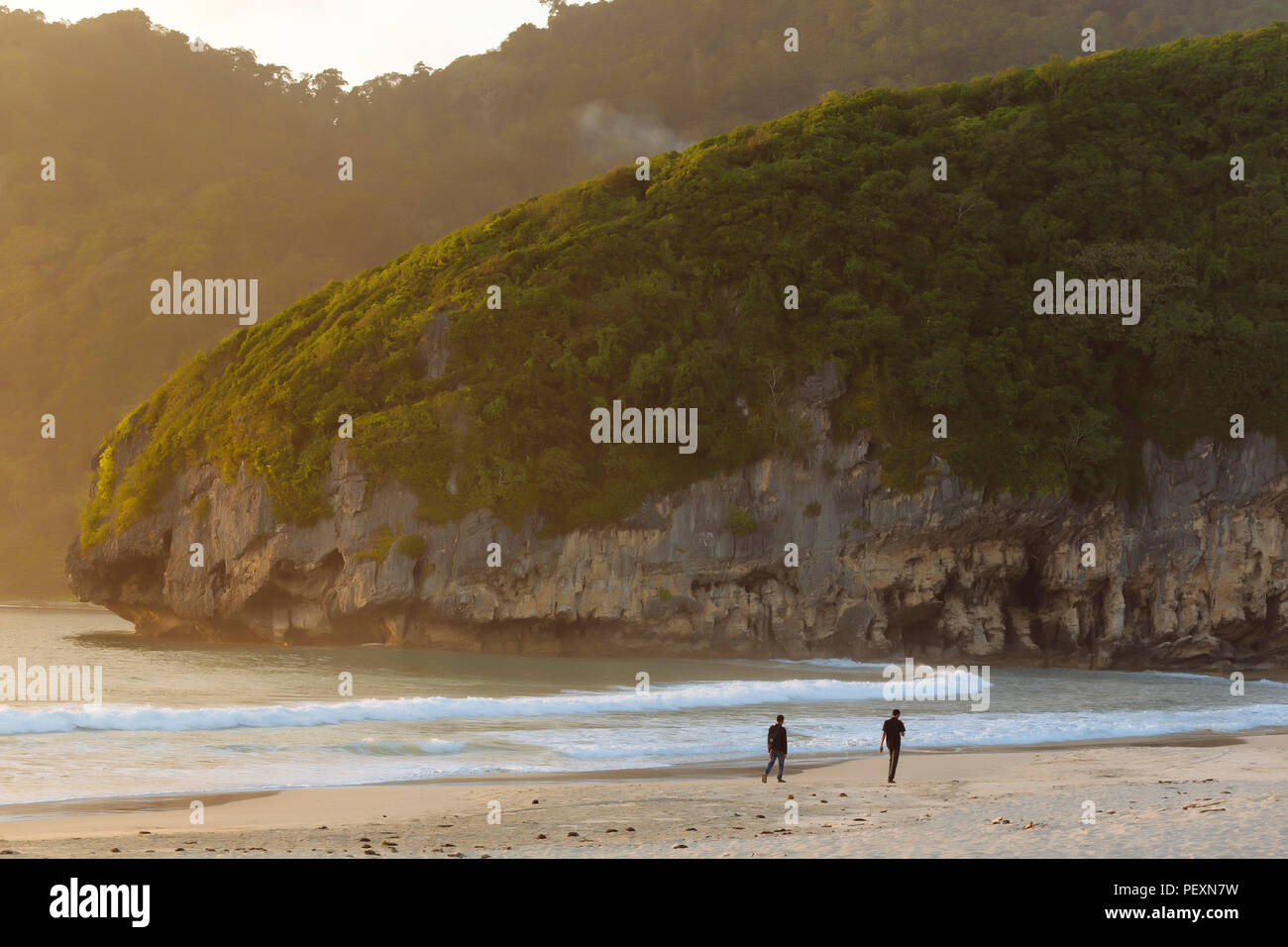 La spiaggia e le montagne, Banda Aceh e Sumatra, Indonesia Foto Stock