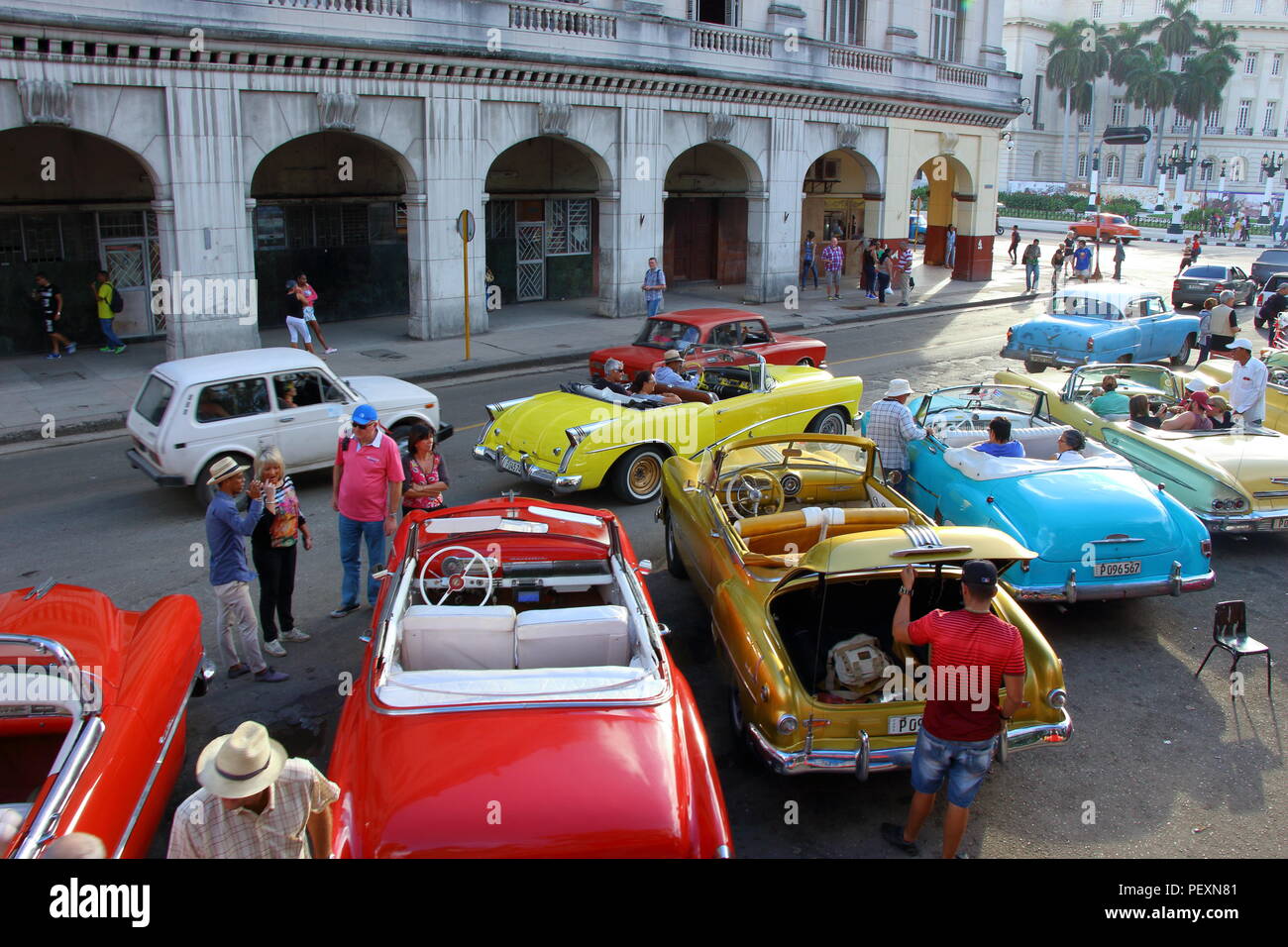 L'Avana, Cuba, scena di strada, automobili americane Foto Stock