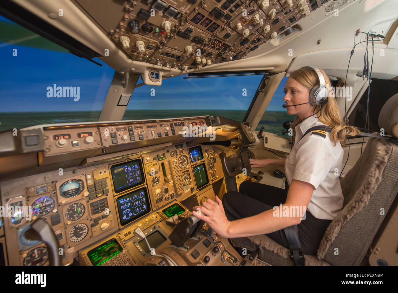 Pilota femmina nel simulatore di volo durante il corso di formazione Foto Stock