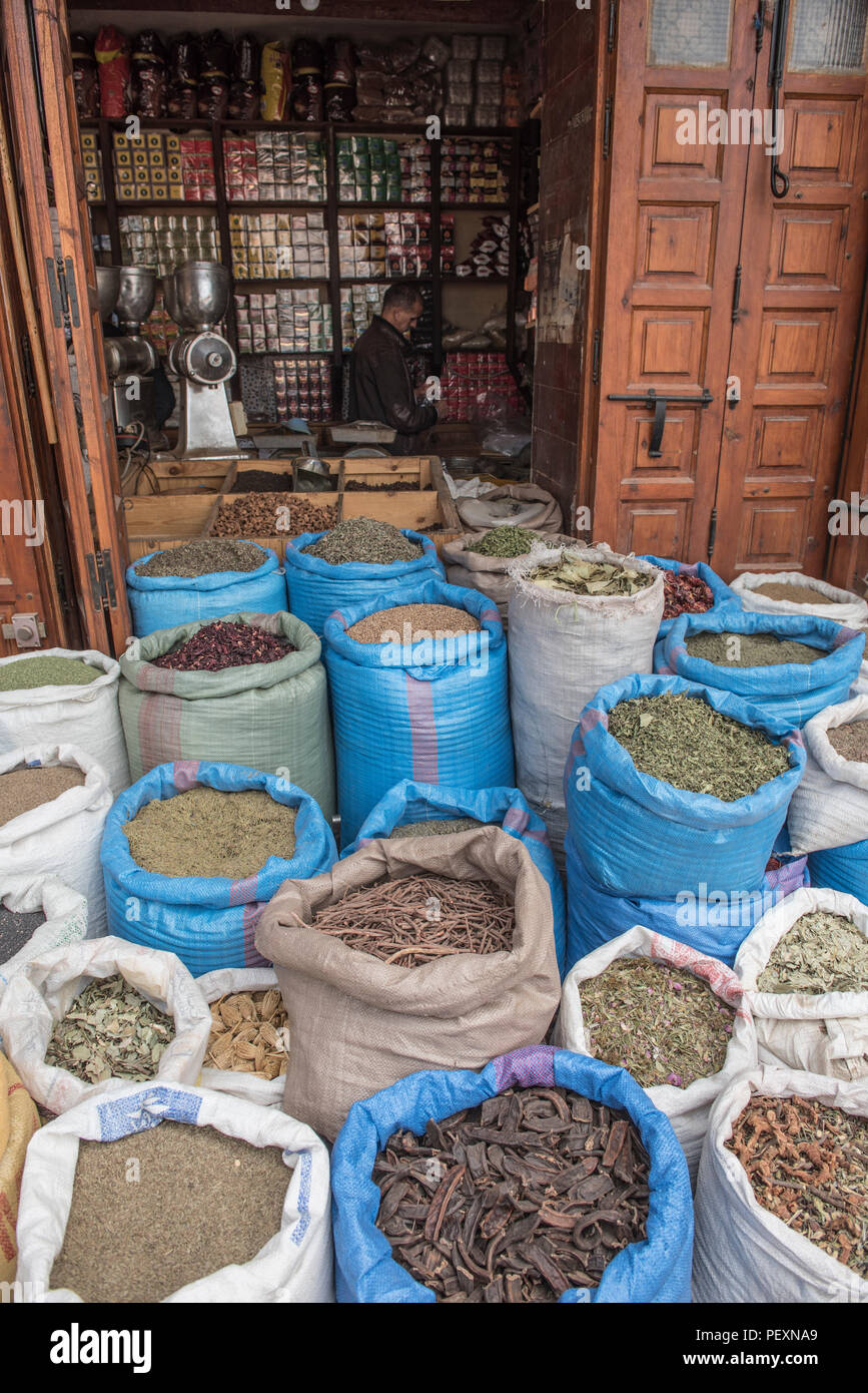 Le spezie in vendita nei souk della medina di vecchia città di Marrakech, Marocco Foto Stock