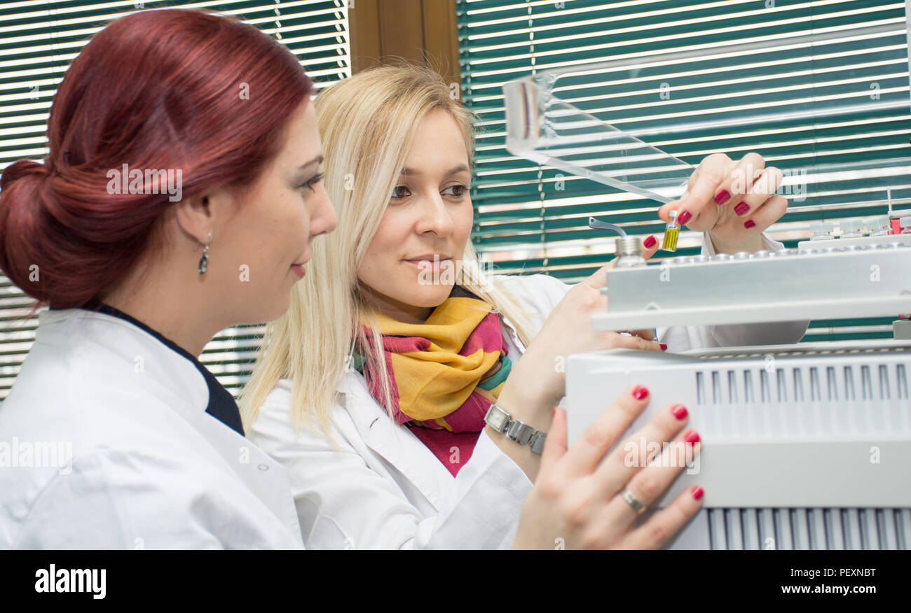 Analisi degli acidi grassi nei campioni di prodotti alimentari mediante gas cromatografia Foto Stock