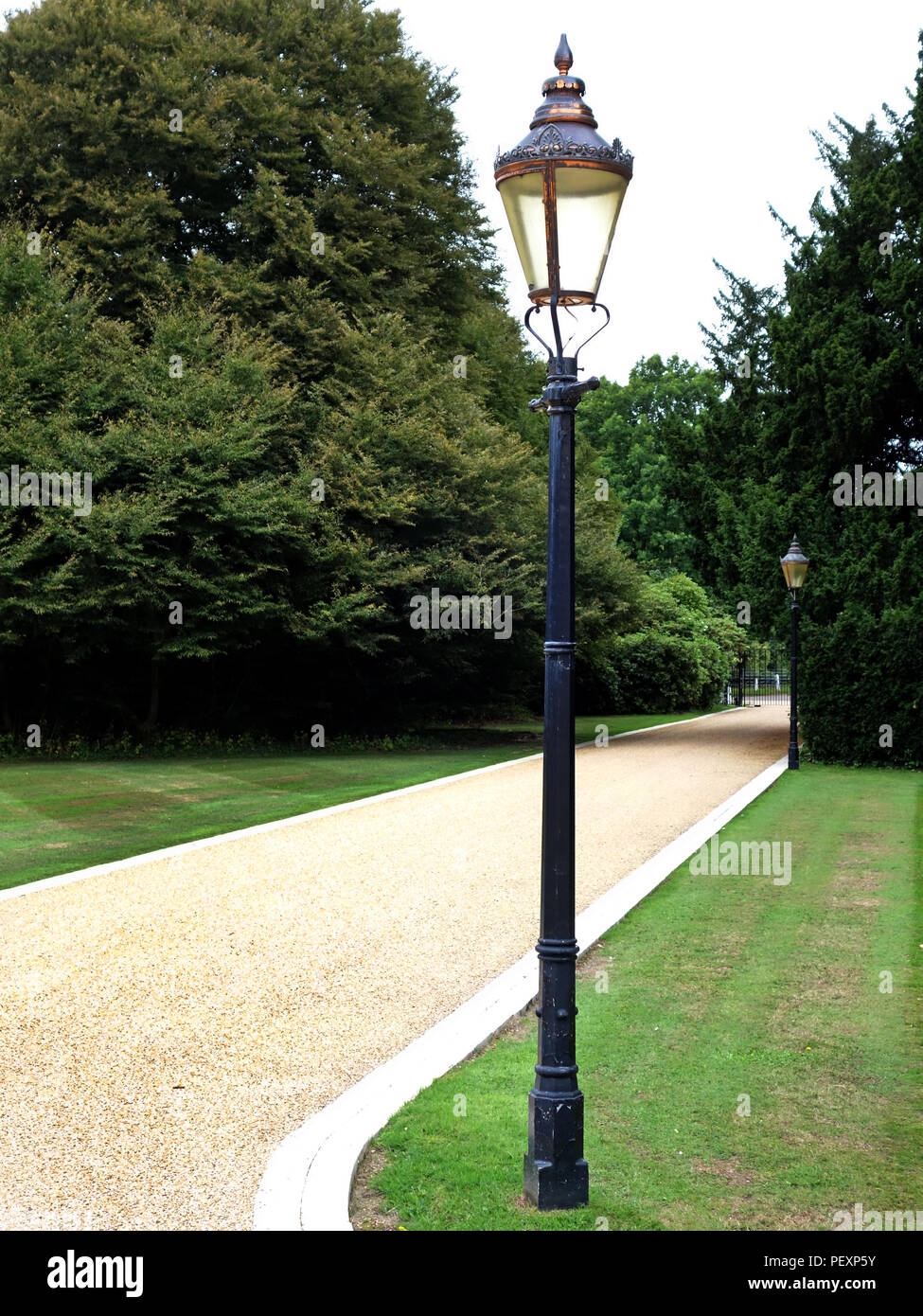 Piuttosto ghiaia lunga strada nel giardino privato della grande casa di campagna in Inghilterra. Proprietà rilasciato. Foto Stock