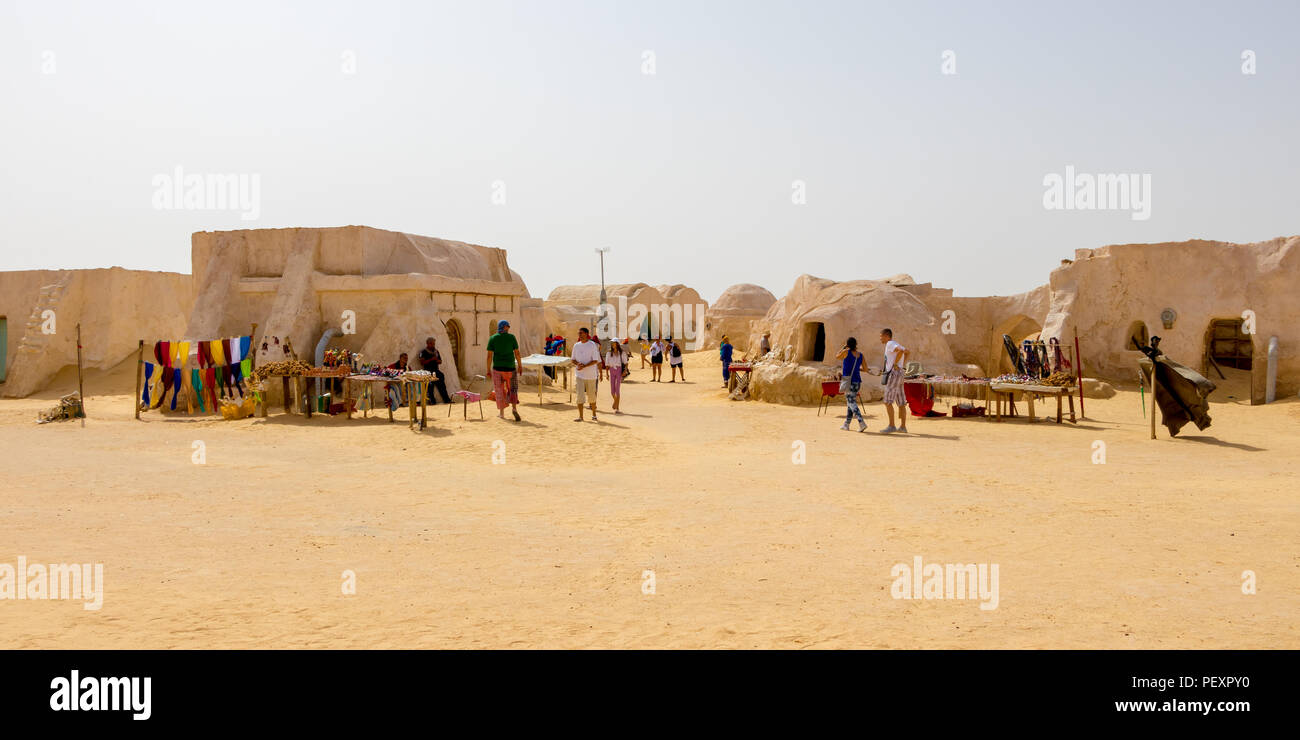 Le persone sono visitare Star Wars case nel deserto del Sahara vicino Naftah, Tunisia Foto Stock