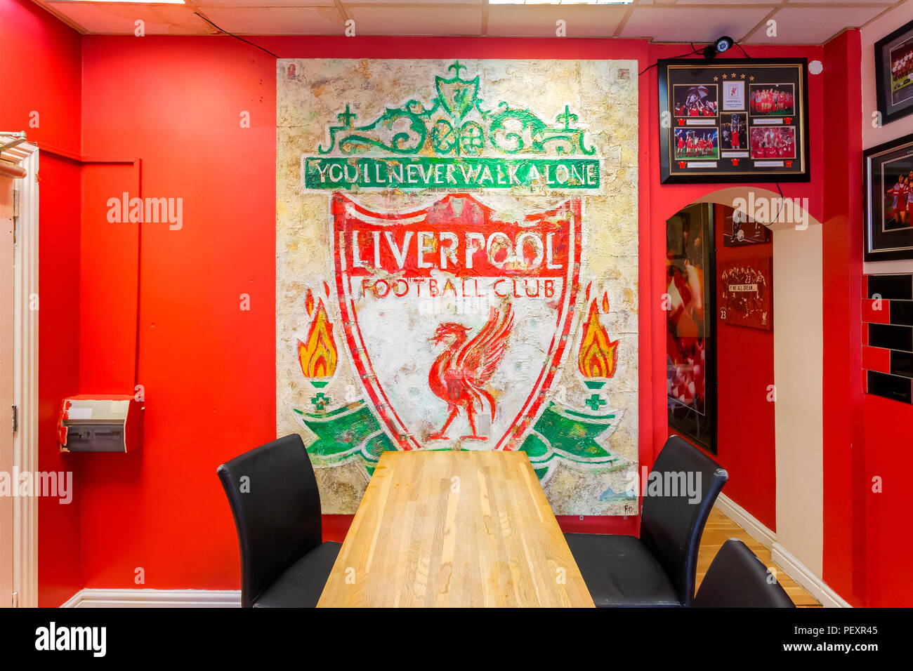 LIVERPOOL, Regno Unito - 17 Maggio 2018: Paintgs di Liverpool football club logo sul lato della parete in corrispondenza di Georgie Porgy cafe nella parte anteriore del calcio Anfield stadiu Foto Stock