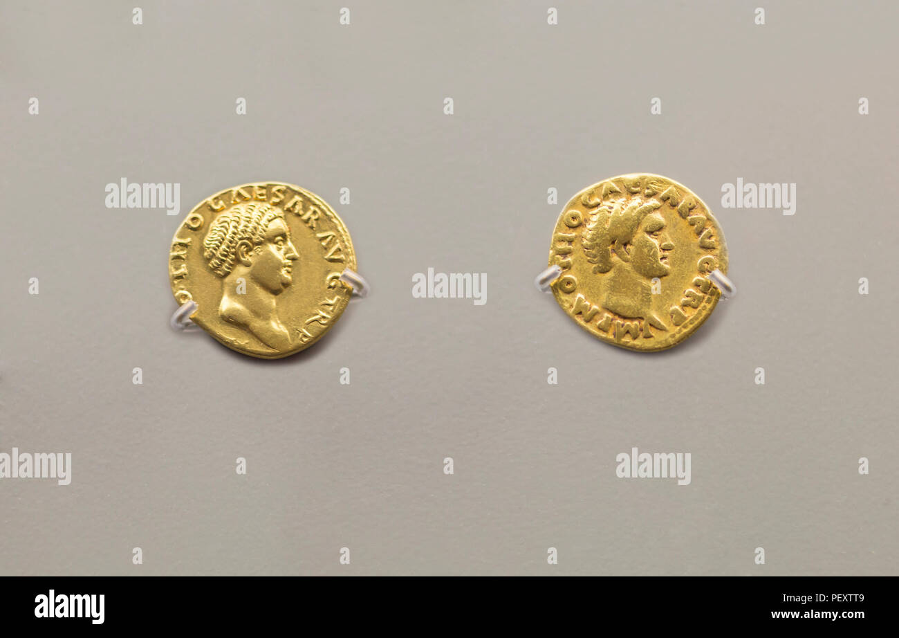 Merida, Spagna - Dicembre 20th, 2017: due monete d'oro di Otho imperatore romano presso il Museo Nazionale di Arte Romana di Merida, Spagna Foto Stock