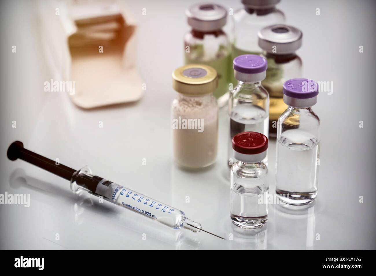 Medicina in fiale pronte per iniezione di vaccino Foto Stock