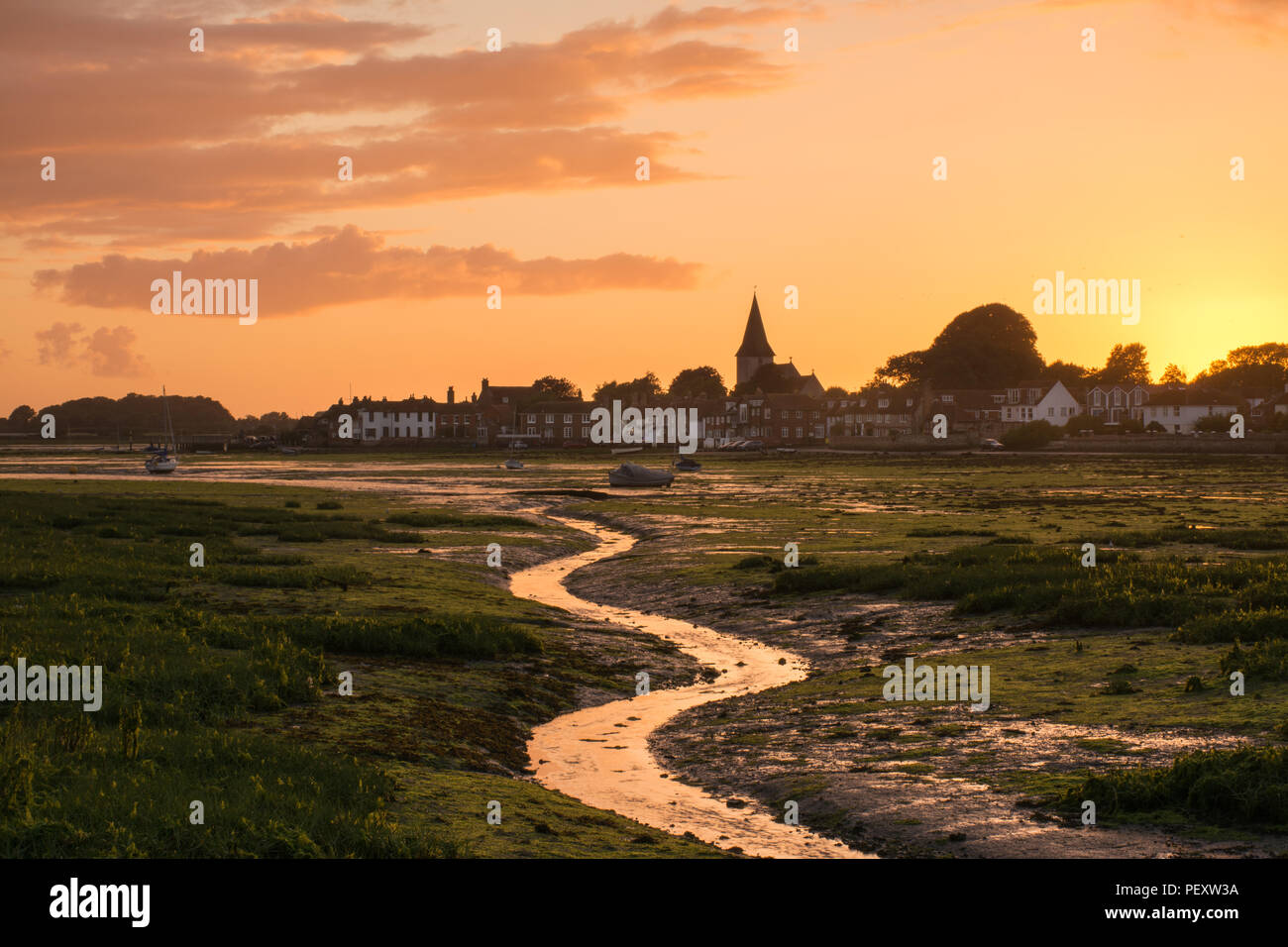 Tramonto sul porto di Bosham paesaggio nel West Sussex, Regno Unito, con spazio di copia Foto Stock