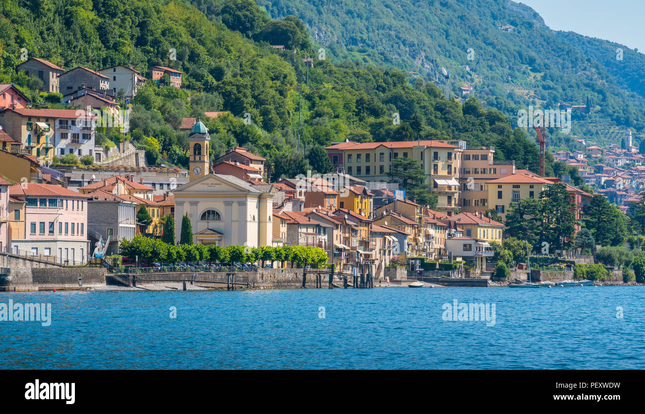 Colonno, colorato villaggio affacciato sul lago di Como, Lombardia, Italia. Foto Stock
