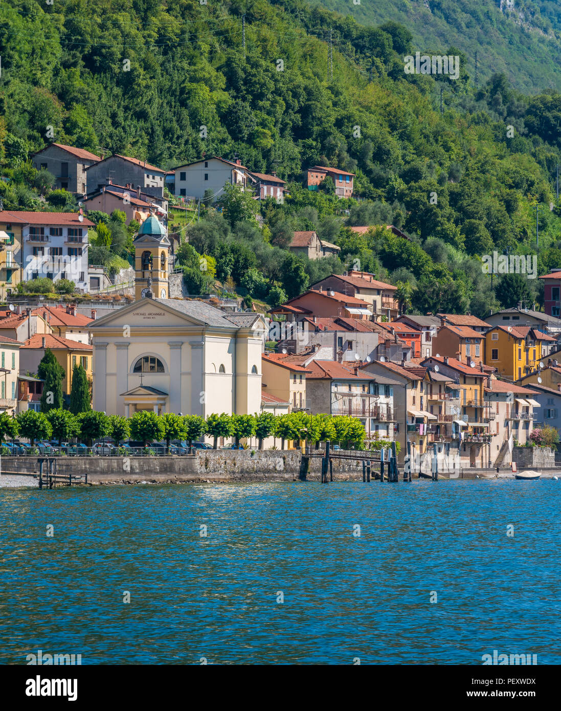 Colonno, colorato villaggio affacciato sul lago di Como, Lombardia, Italia. Foto Stock
