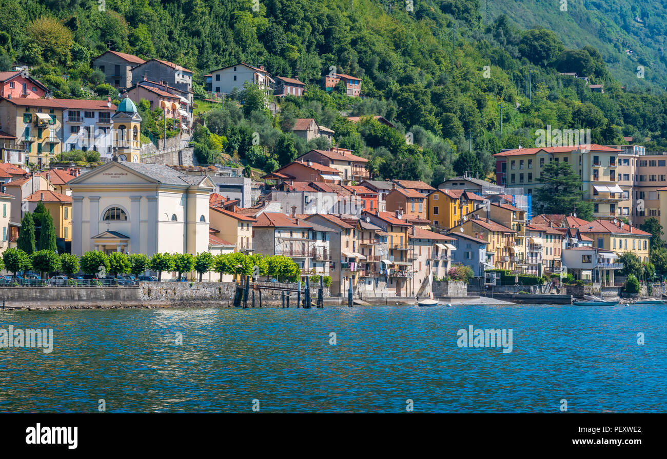Colonno, colorato villaggio affacciato sul lago di Como, Lombardia, Italia. Foto Stock