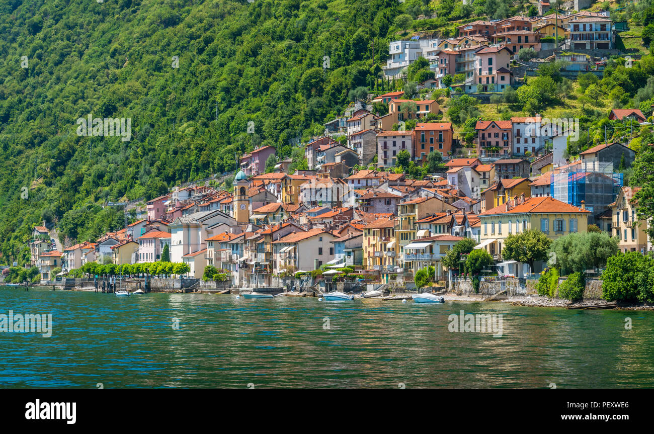 Colonno, colorato villaggio affacciato sul lago di Como, Lombardia, Italia. Foto Stock