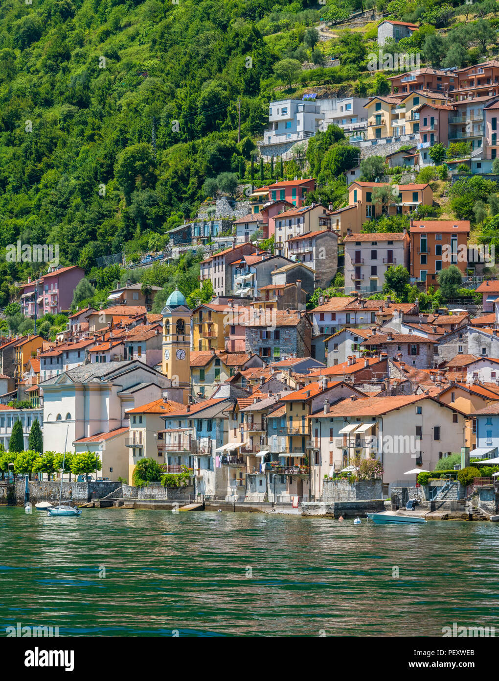 Colonno, colorato villaggio affacciato sul lago di Como, Lombardia, Italia. Foto Stock