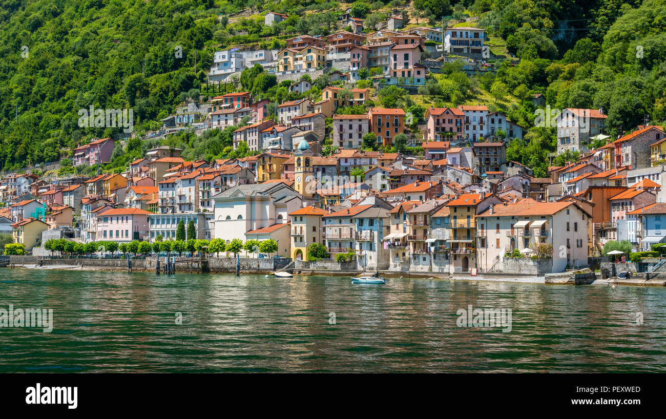 Colonno, colorato villaggio affacciato sul lago di Como, Lombardia, Italia. Foto Stock
