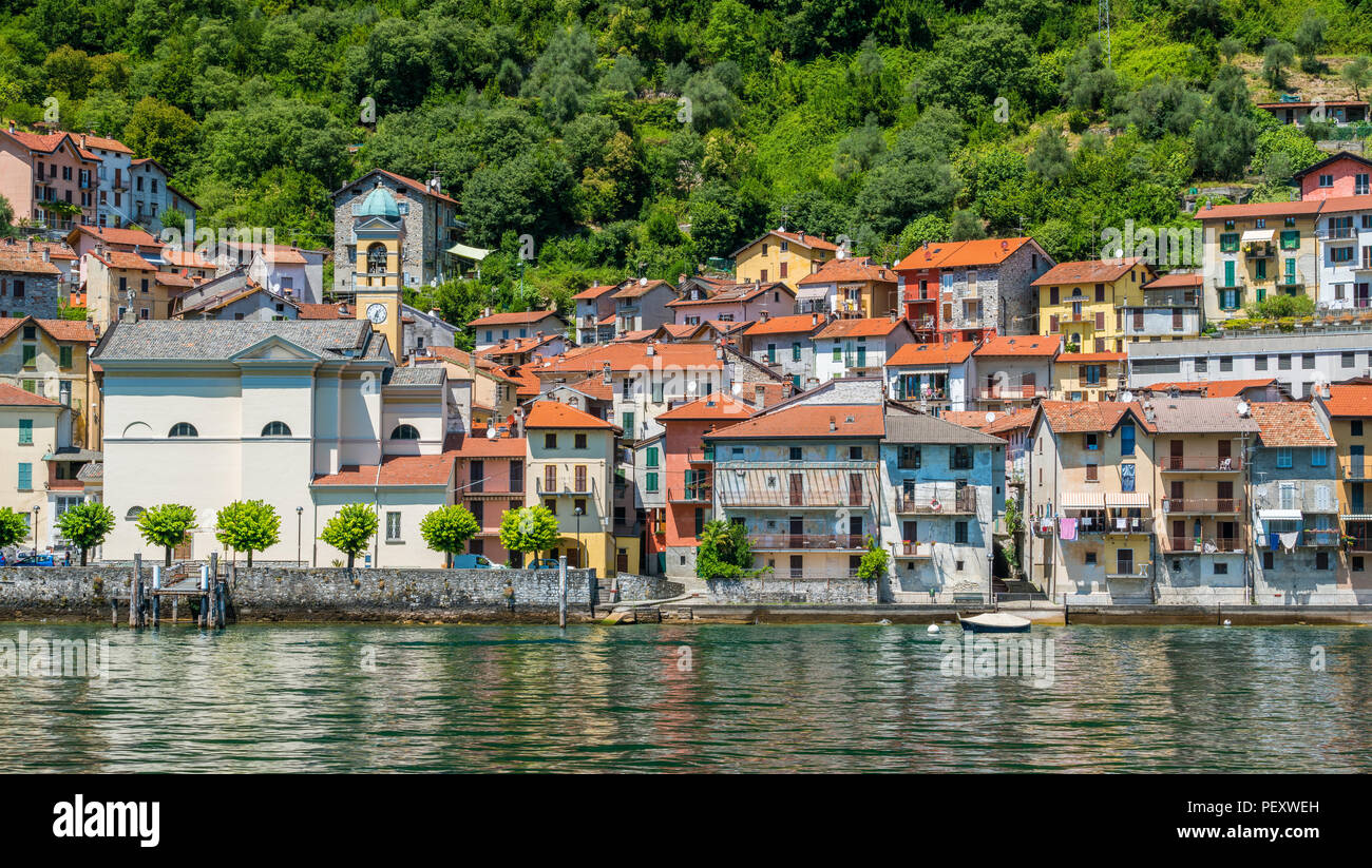 Colonno, colorato villaggio affacciato sul lago di Como, Lombardia, Italia. Foto Stock