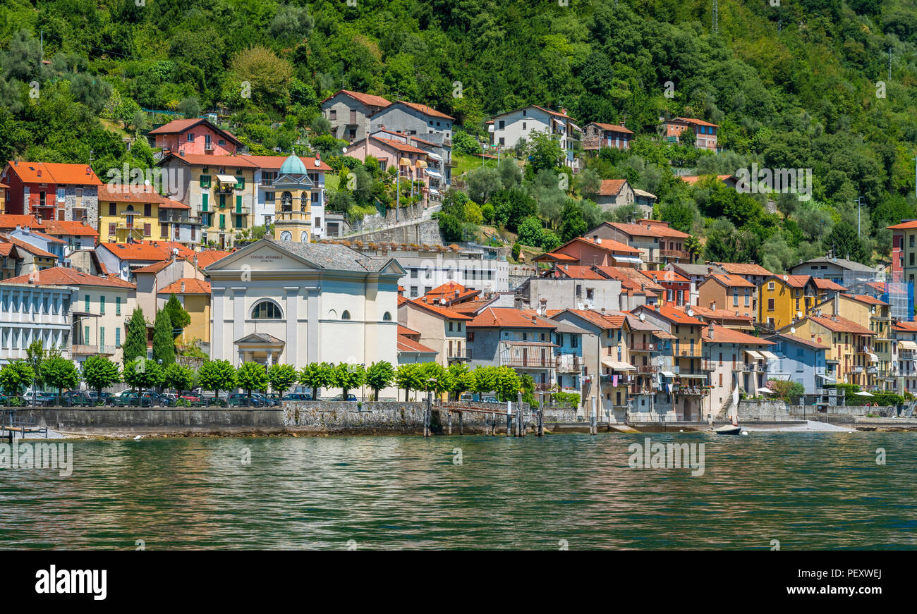 Colonno, colorato villaggio affacciato sul lago di Como, Lombardia, Italia. Foto Stock