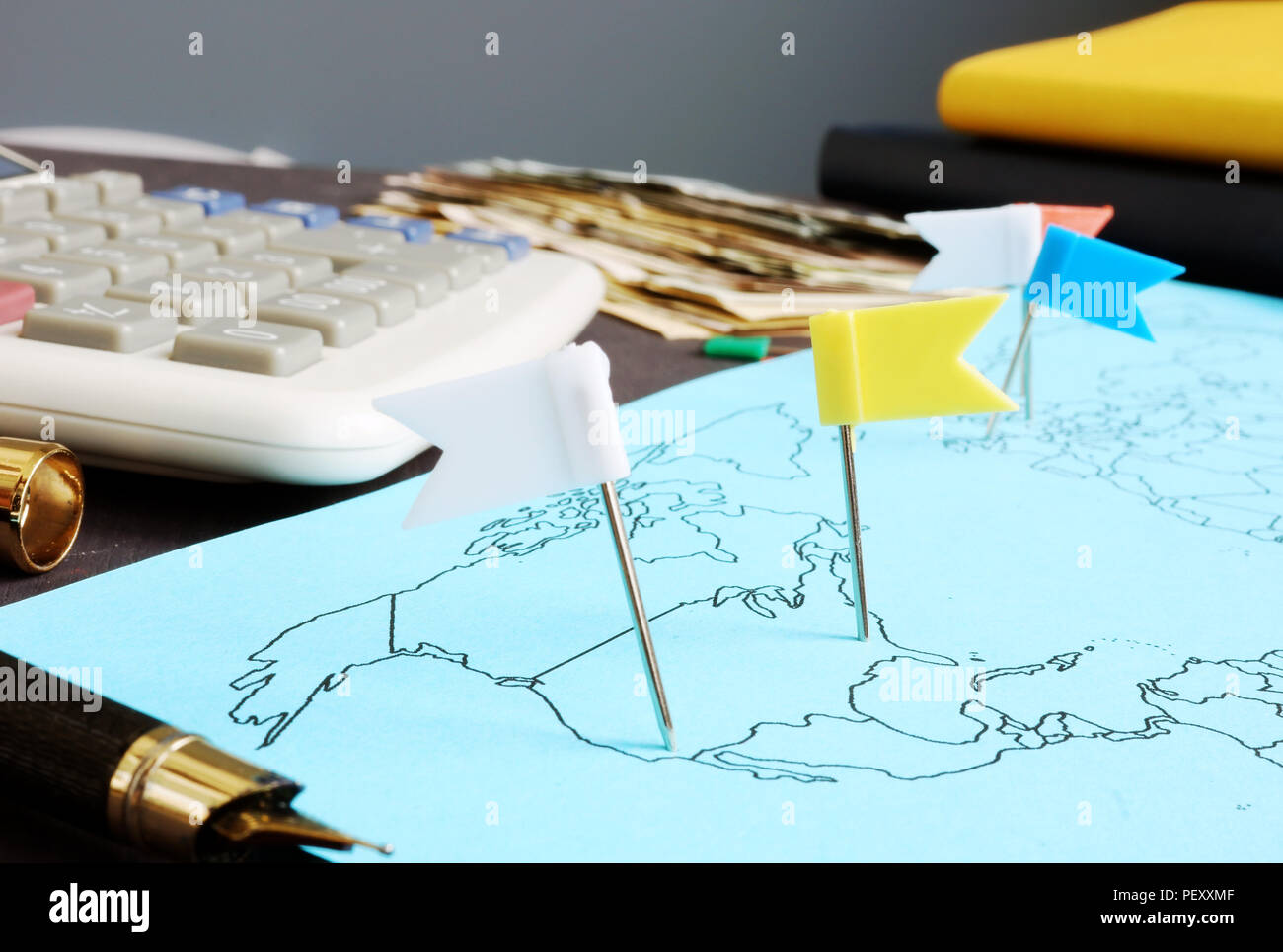 Global business. Mappa con bandiere e denaro. Foto Stock