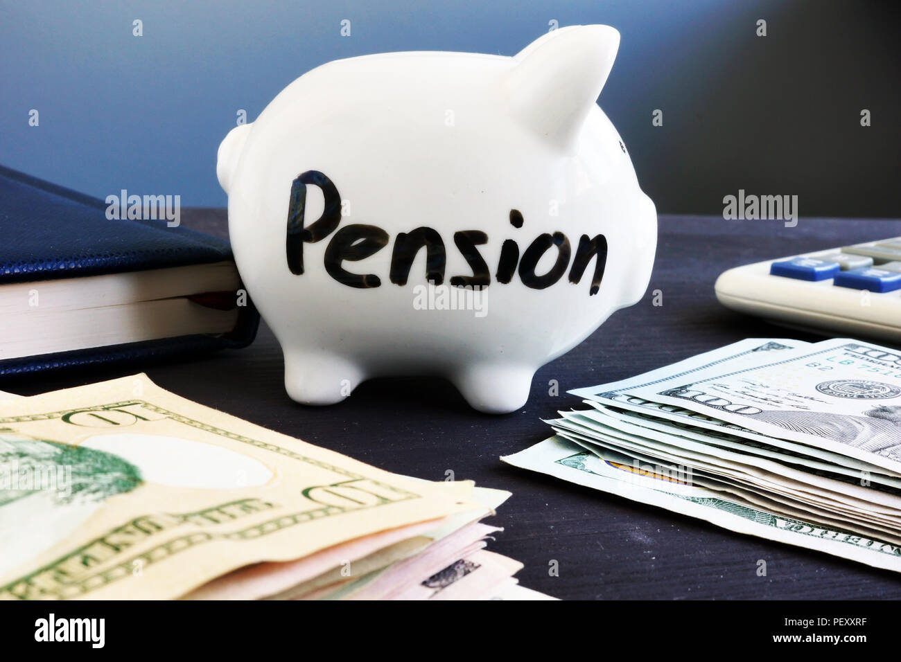 Salvadanaio con parola di pensione e di denaro. Pianificazione del pensionamento. Foto Stock