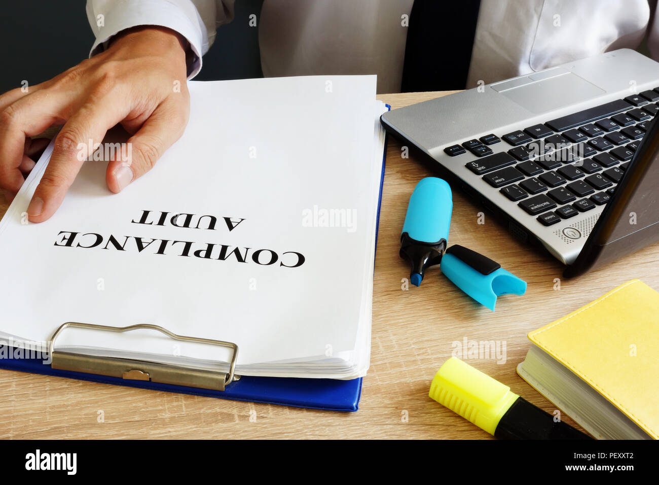 Revisore dei conti è in possesso di compliance audit report. Foto Stock