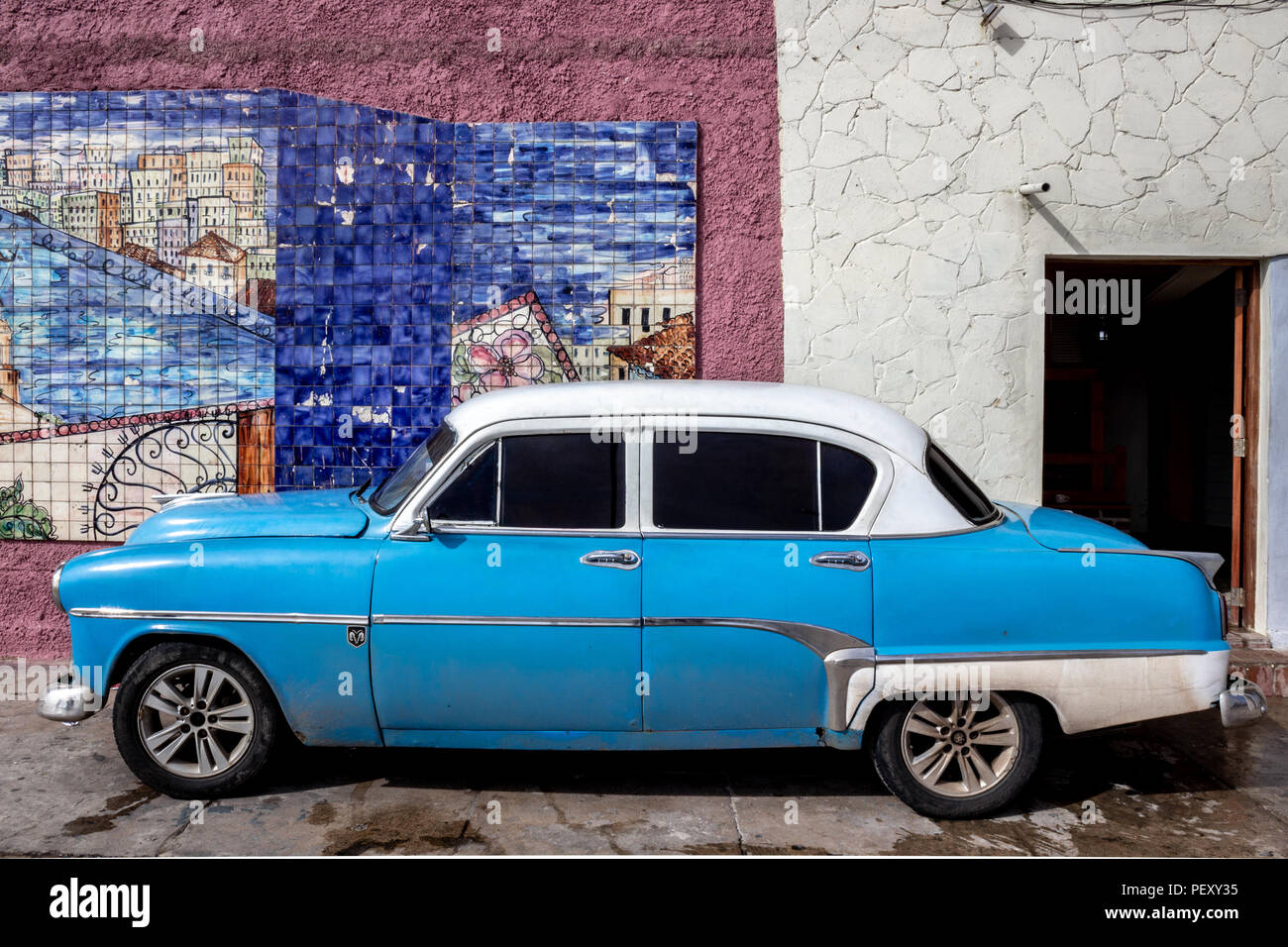 Auto d'epoca in blu su Havana street Foto Stock