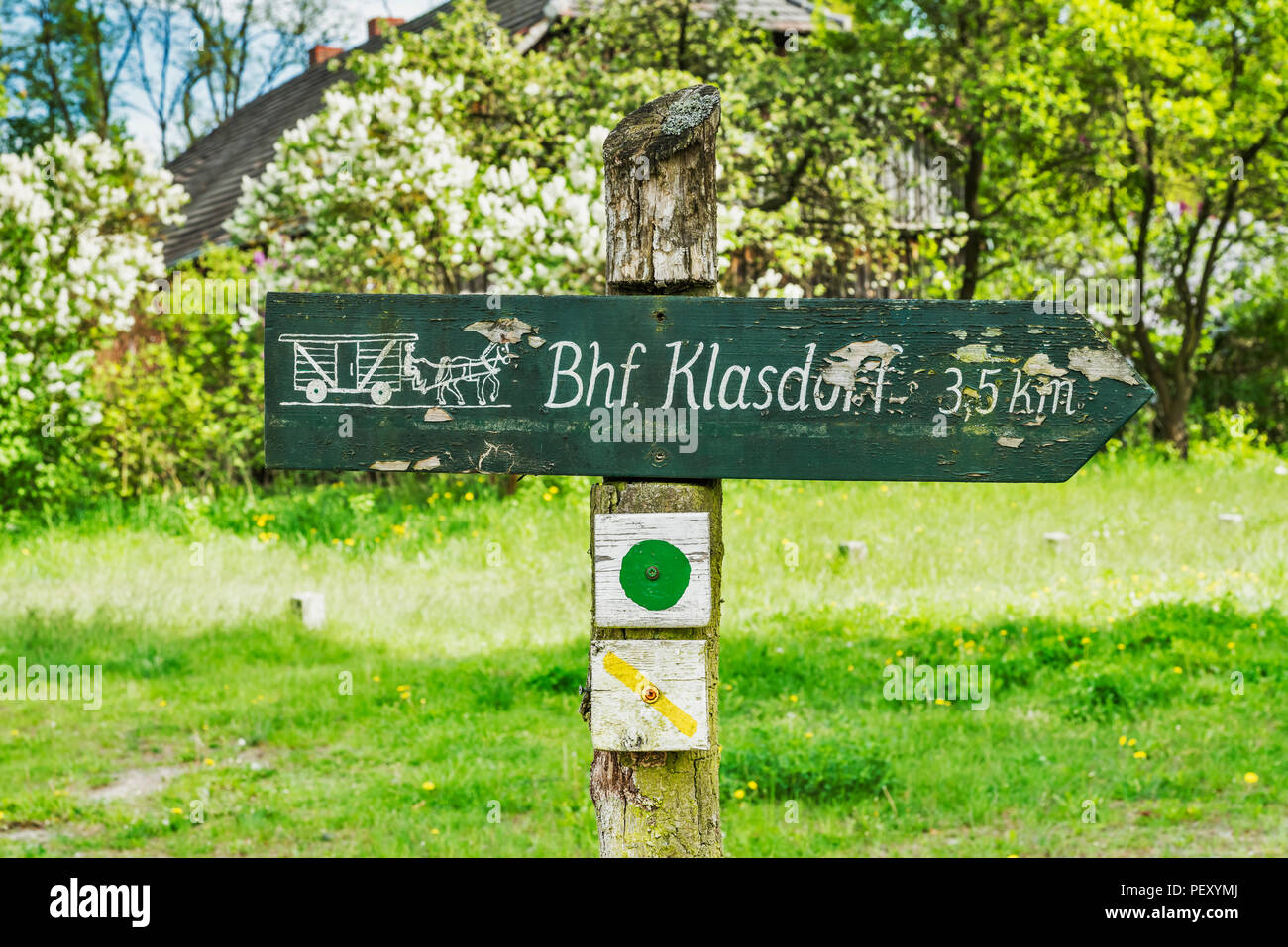 Seguire le indicazioni per la passeggiata a Klasdorf, distretto di Glashuette Baruth/Mark, distretto di Teltow-Flaeming, Brandeburgo, Germania, Europa Foto Stock