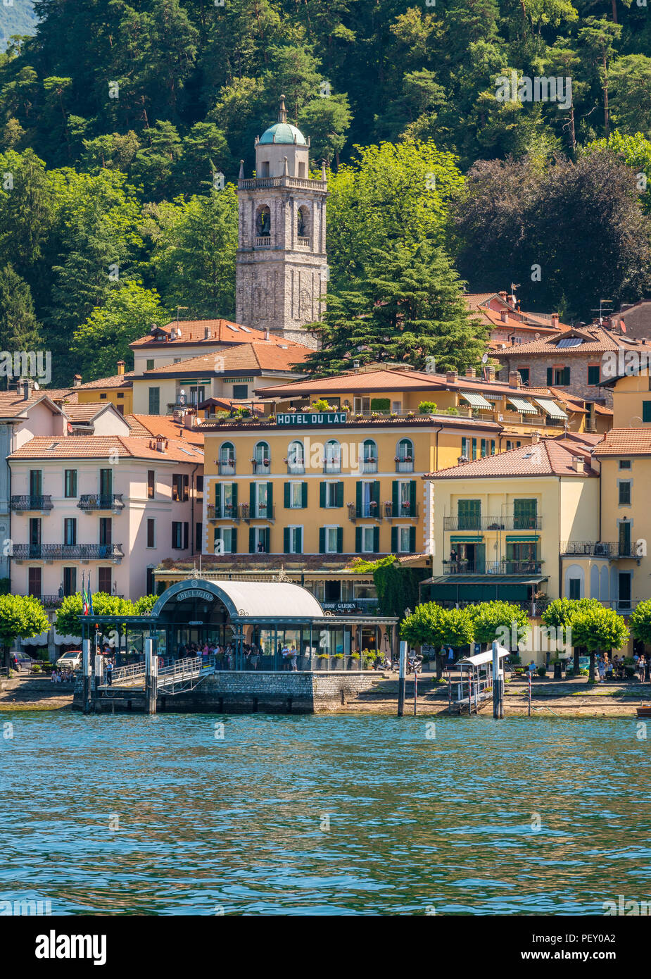 Bellagio waterfront su una soleggiata giornata estiva, lago di Como, Lombardia, Italia. Foto Stock