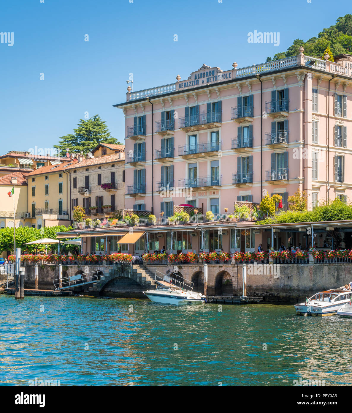 Bellagio waterfront su una soleggiata giornata estiva, lago di Como, Lombardia, Italia. Foto Stock