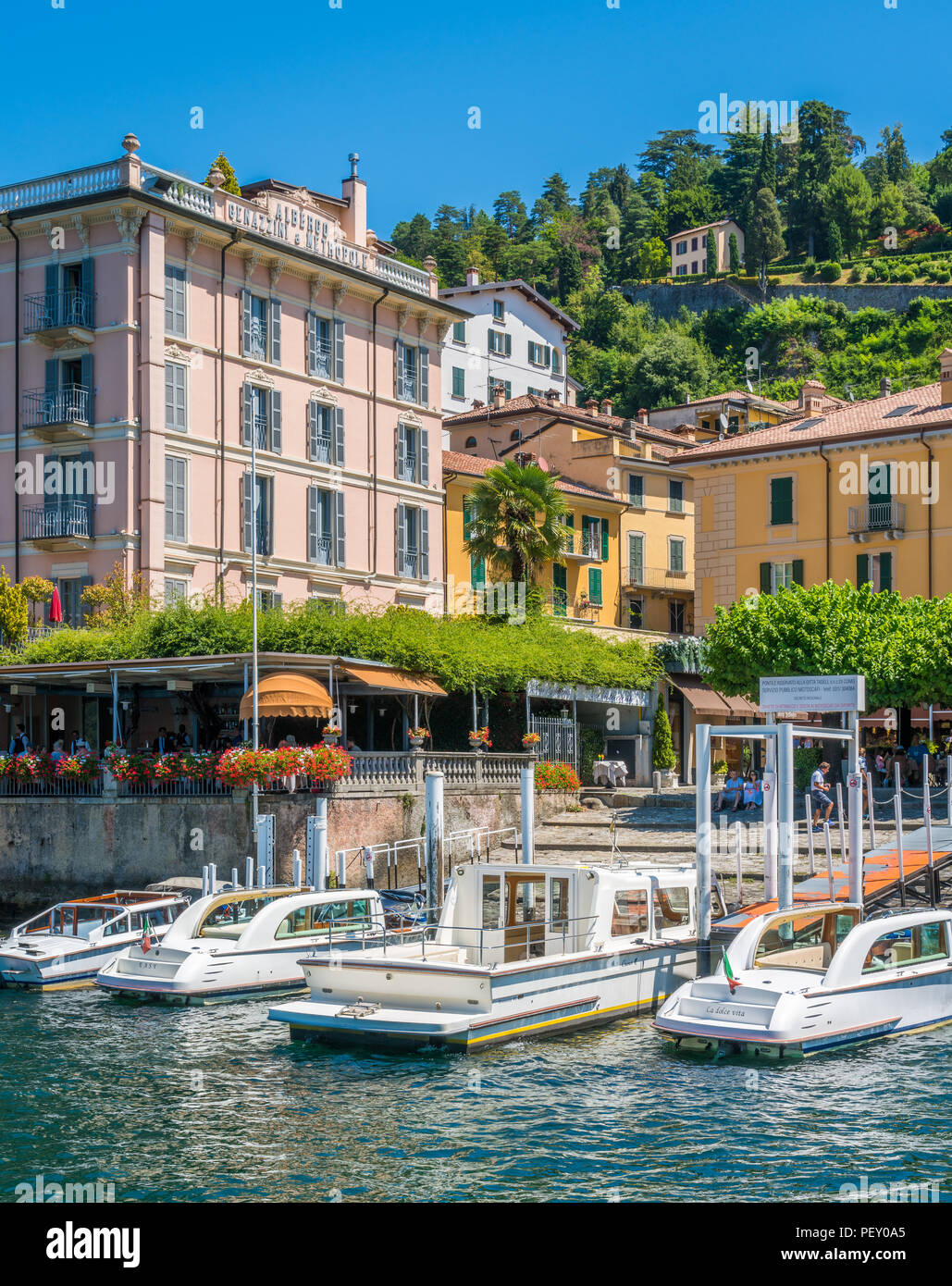 Bellagio waterfront su una soleggiata giornata estiva, lago di Como, Lombardia, Italia. Foto Stock