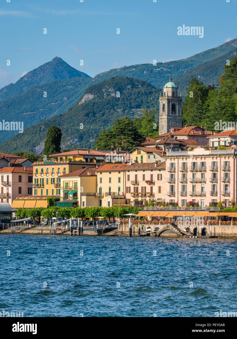 Bellagio waterfront su una soleggiata giornata estiva, lago di Como, Lombardia, Italia. Foto Stock