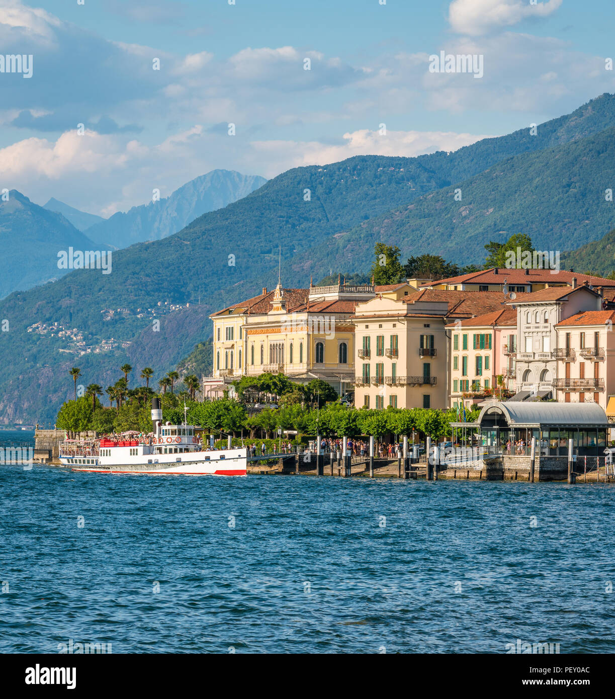 Bellagio waterfront su una soleggiata giornata estiva, lago di Como, Lombardia, Italia. Foto Stock