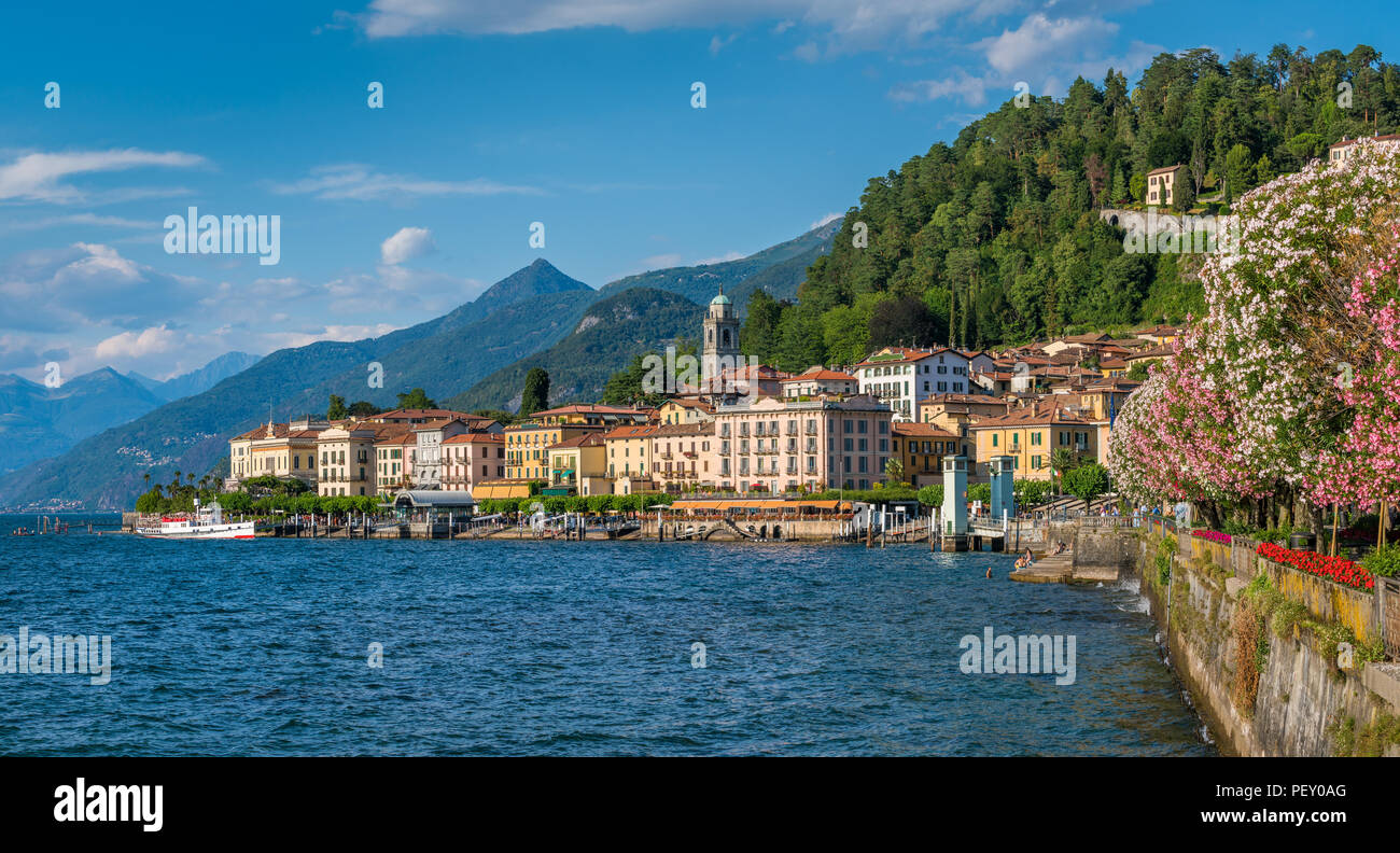 Bellagio waterfront su una soleggiata giornata estiva, lago di Como, Lombardia, Italia. Foto Stock