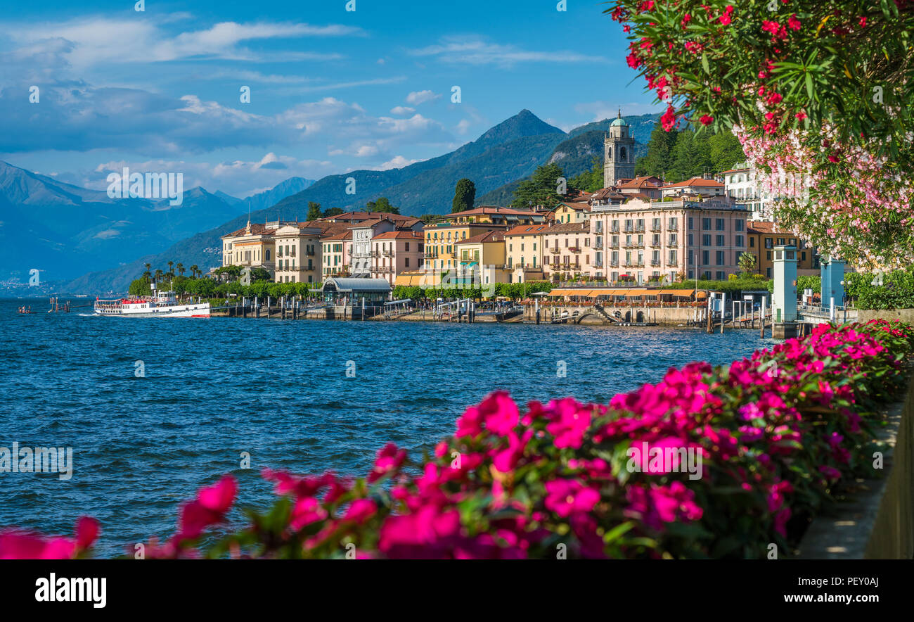 Bellagio waterfront su una soleggiata giornata estiva, lago di Como, Lombardia, Italia. Foto Stock