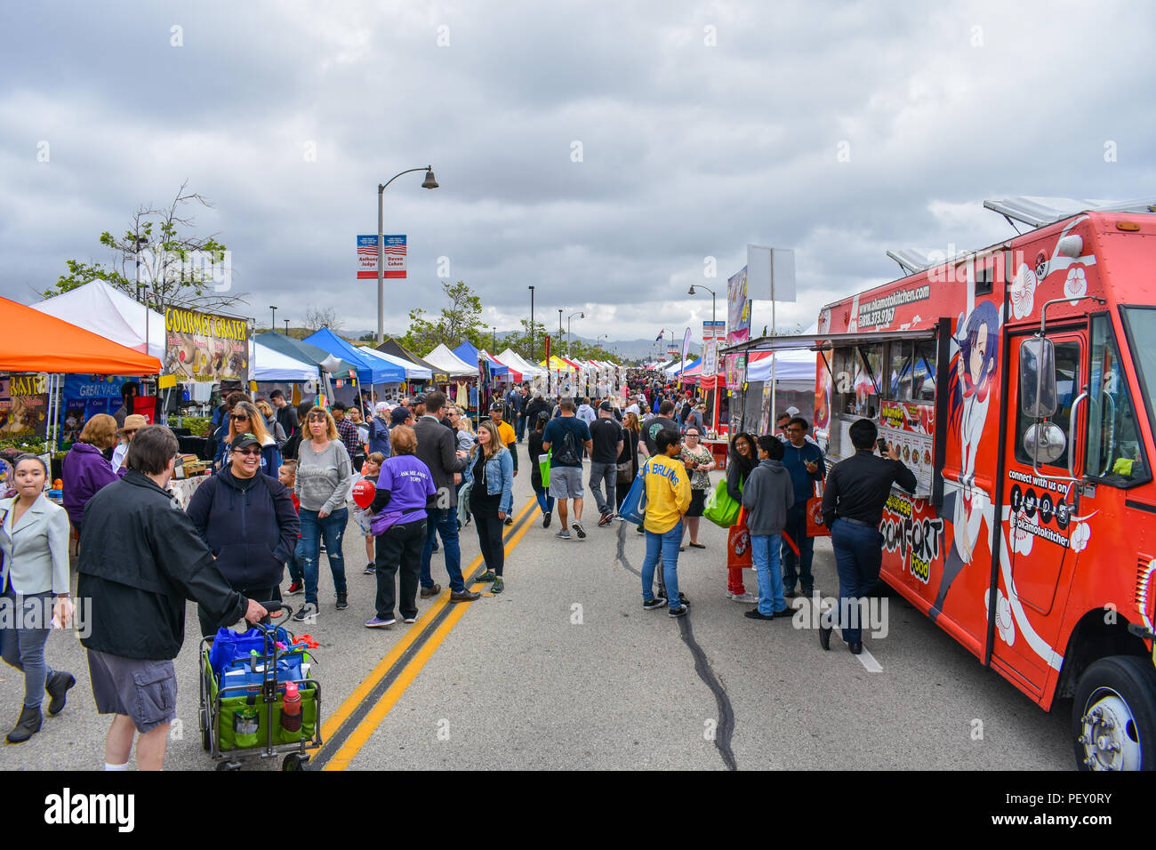 La folla di strada è fiera e si diverta con i camion e le attività alimentari. Foto Stock
