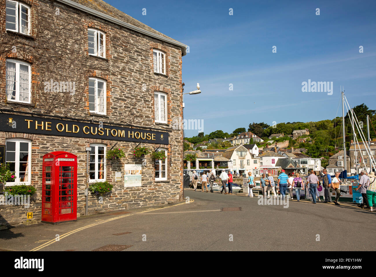 Regno Unito, Cornwall, Padstow, South Quay, vecchio rosso K6 casella telefono al di fuori del Vecchio Custom House Hotel Foto Stock