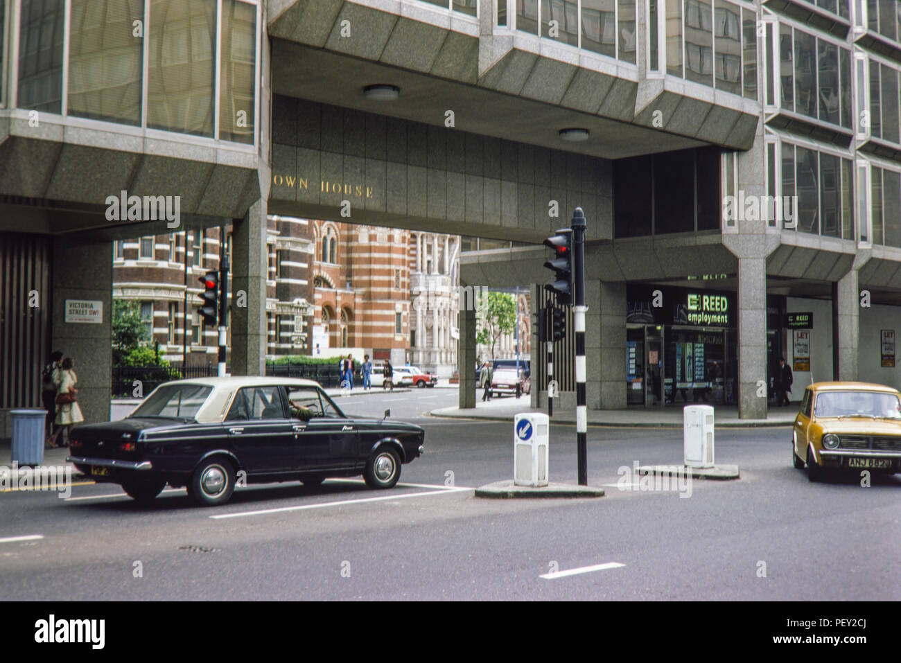 Hillman Hunter e Mini Clubman su Victoria Street SW1, Londra nel novembre 1971. Foto Stock