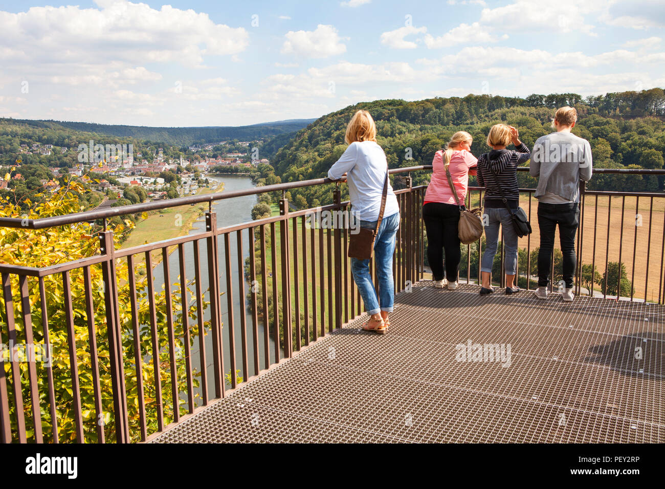 Vista da lo Skywalk sul fiume Weser, Beverungen, Weser Uplands, Renania settentrionale-Vestfalia, Germania, Europa Foto Stock