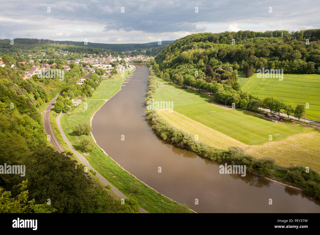 Vista da lo Skywalk sul fiume Weser, Beverungen, Weser Uplands, Renania settentrionale-Vestfalia, Germania, Europa Foto Stock