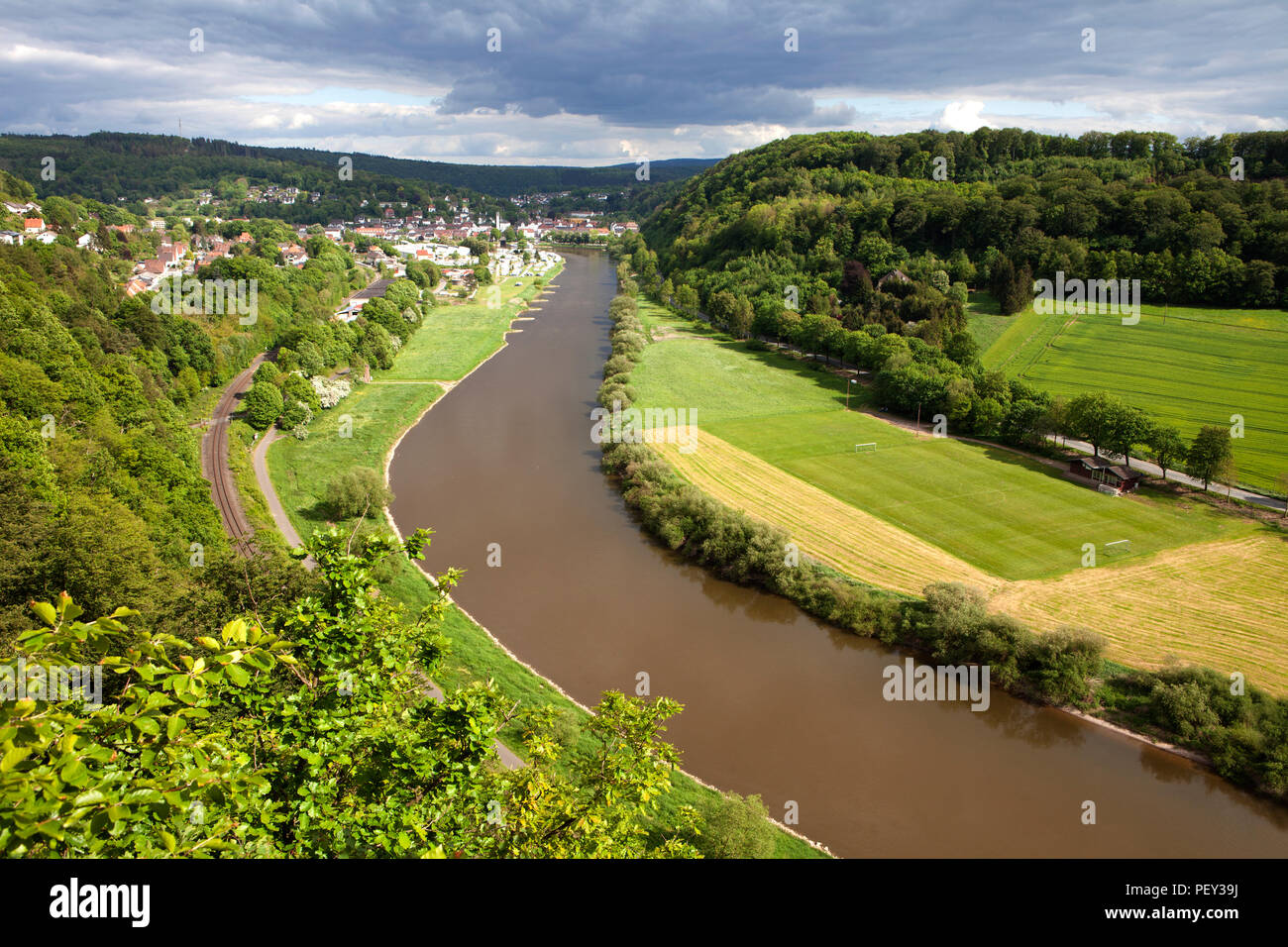 Vista da lo Skywalk sul fiume Weser, Beverungen, Weser Uplands, Renania settentrionale-Vestfalia, Germania, Europa Foto Stock