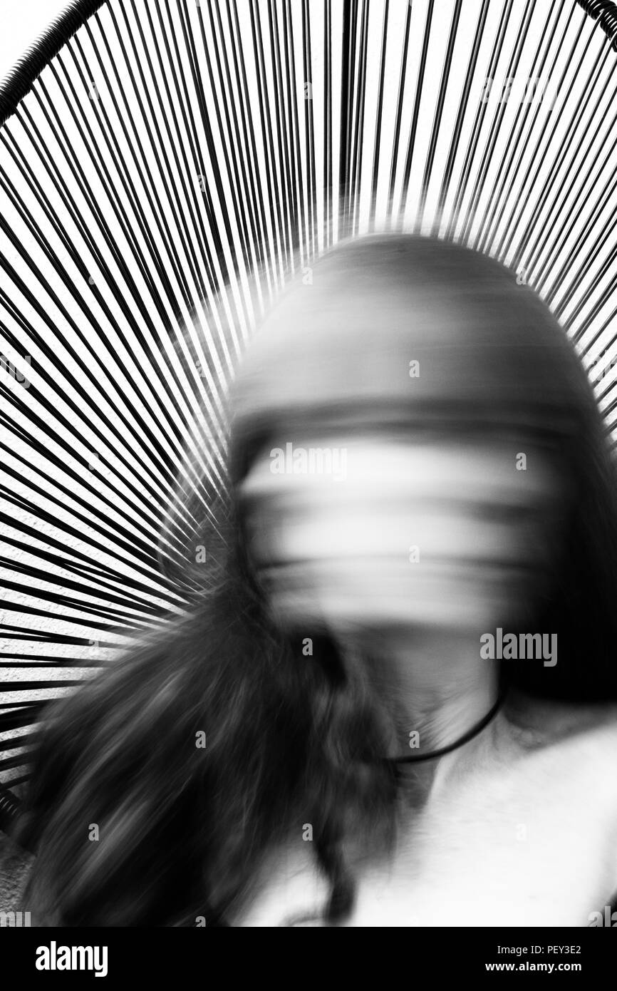 Creative abstract ritratto di donna senza volto in motion blur in bianco e nero nitidi linee nere in background. Foto Stock