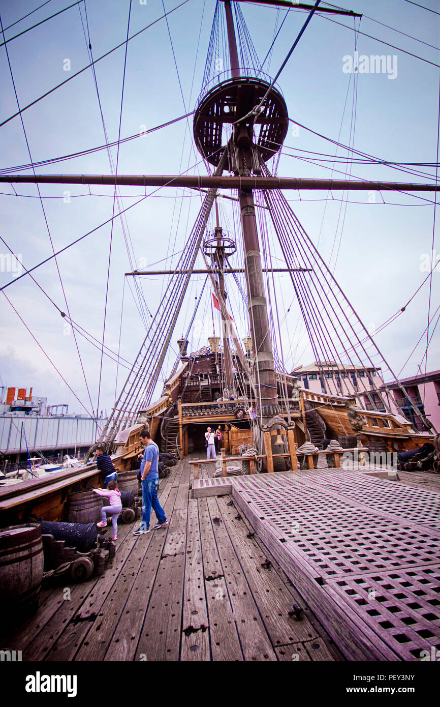 GENOVA, Italia - Genova:i turisti su un fake ma galeone navigabile ormeggiata al Porto Antico, costruito nel 1965 per il film di Polanski "pirati" Foto Stock