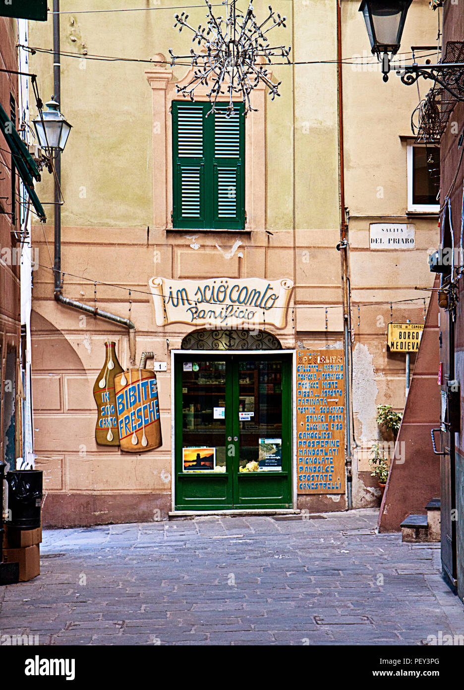 CAMOGLI, Italia - Tipico bakery shop al centro storico di Camogli, villaggio di pescatori sulla costa ligure vicino a Genova, Italia Foto Stock