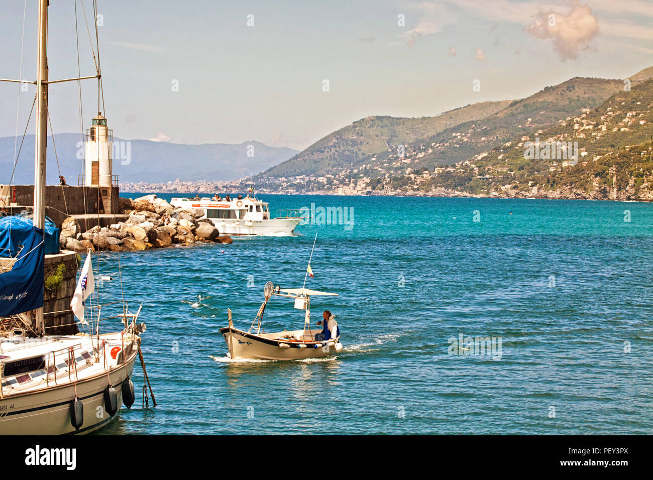 CAMOGLI, Italia - maggio 13,2013 ingresso di una barca di pesce al porto di Camogli, fisher village vicino a Genova sulla costa ligure Foto Stock
