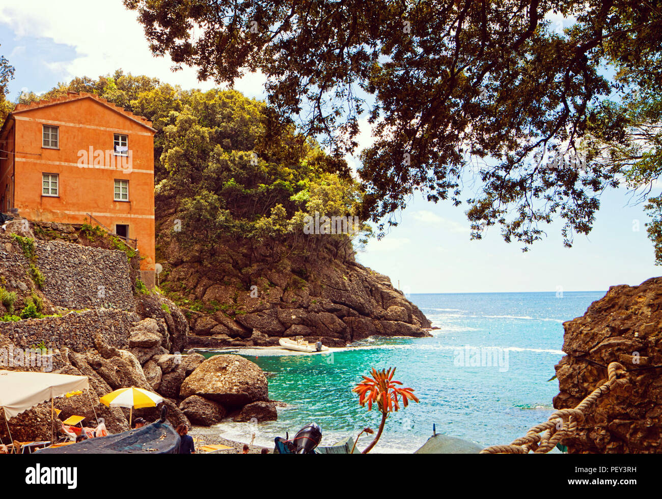 Liguria Italia - le acque blu di San Fruttuoso baia vicino a Genova il golfo del Tigullio costa, un piccolo pezzo di paradiso accessibile solo da un pedestria Foto Stock