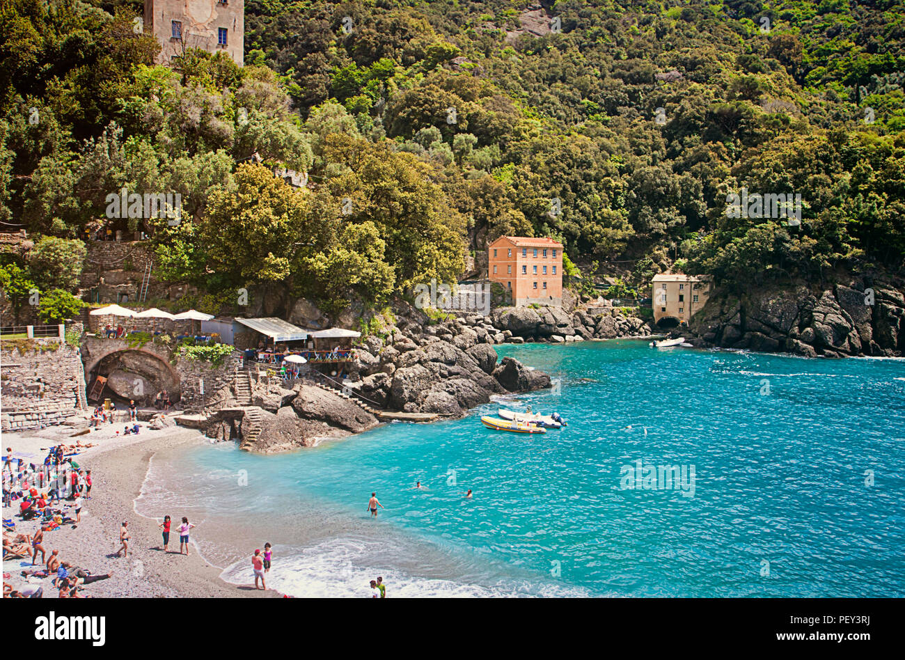 SAN FRUTTUOSO, Italia - 13 maggio 2013 Liguria Italia - le acque blu di San Fruttuoso baia vicino a Genova, un piccolo pezzo di paradiso Foto Stock
