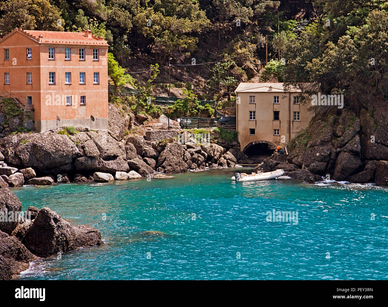 Liguria Italia - le acque blu di San Fruttuoso baia vicino a Genova il golfo del Tigullio costa, un piccolo pezzo di paradiso accessibile a piedi o via mare Foto Stock